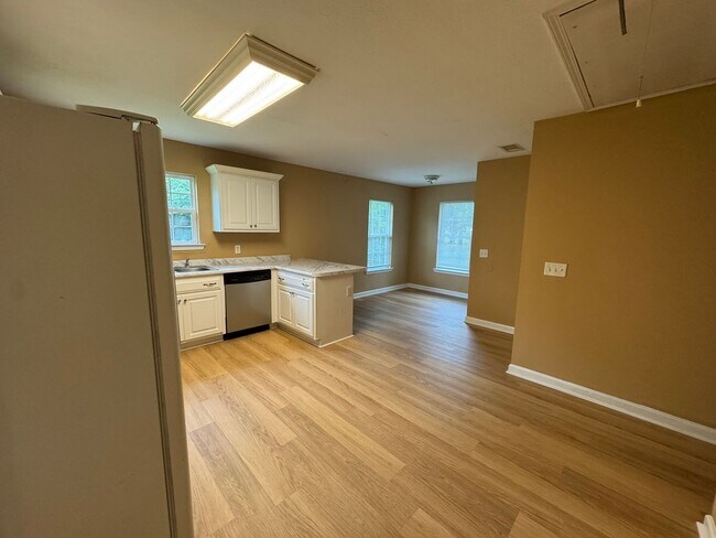 Building Photo - 605 Lancelot Ct