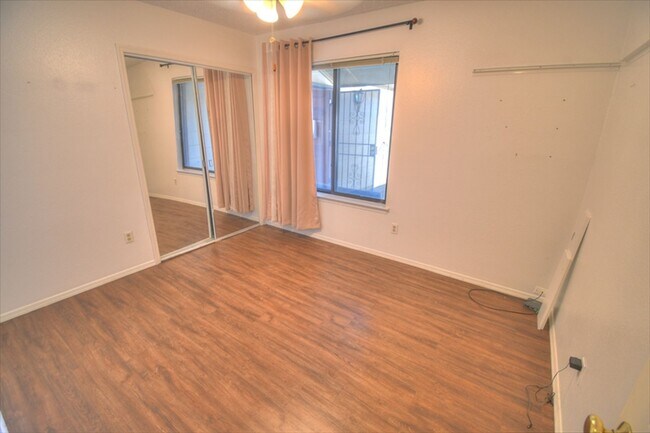 Building Photo - NE Heights 3 Bedroom 2 Bathroom