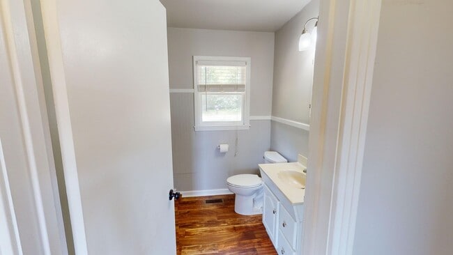 Building Photo - Charming farmhouse in Franklin, TN!