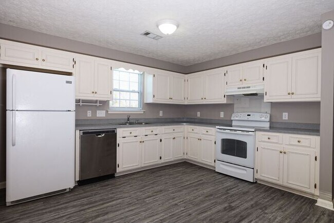 Building Photo - Gorgeous 3 Bedroom
