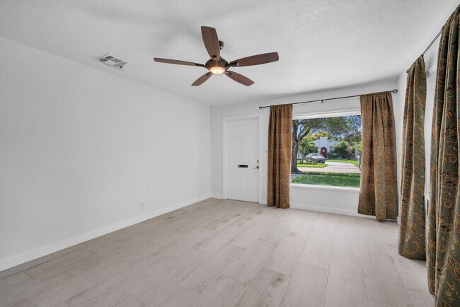 Building Photo - Beautiful home in quiet neighborhood