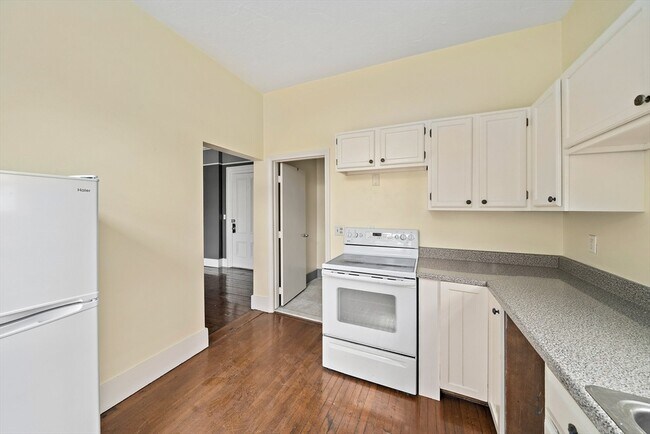 Building Photo - 391 Elm St
