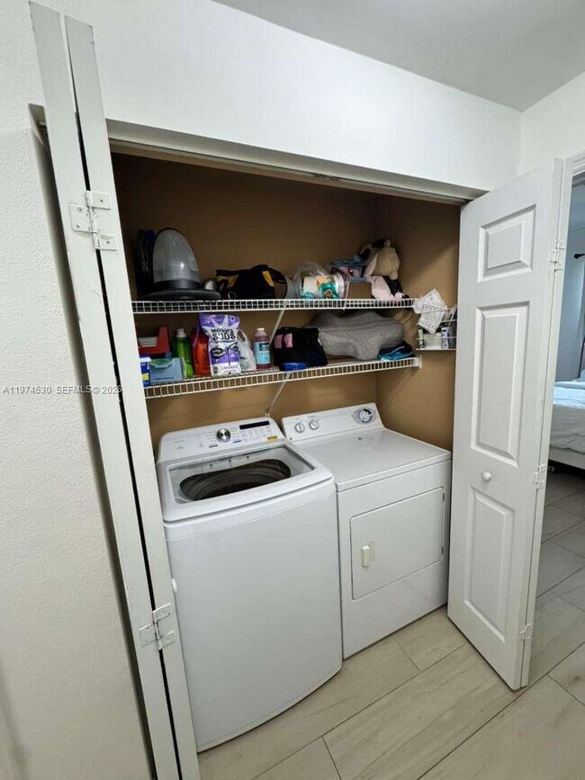 Building Photo - 533 NE 3rd Ave