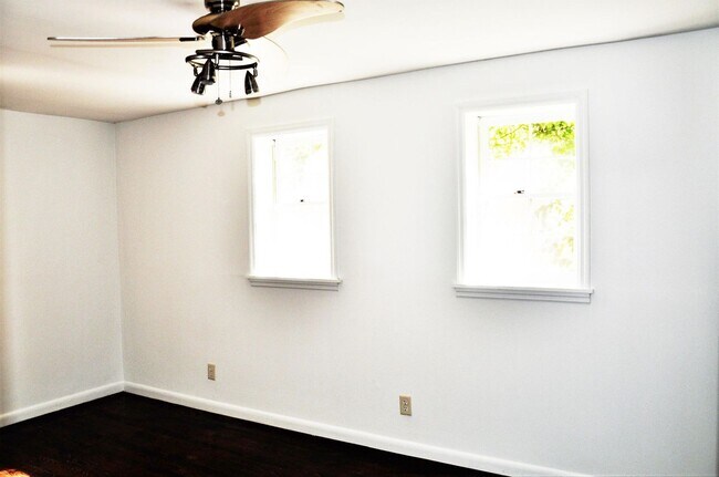 Building Photo - 35 Bogard St