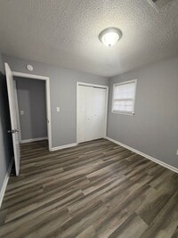 Building Photo - 3 Bedroom available