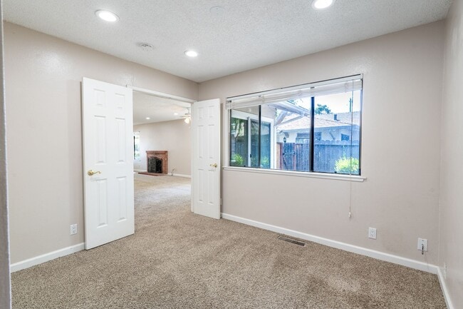 Building Photo - Cute 2 Bedroom Duplex in Great Morgan Hill...