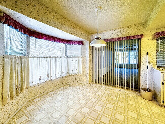 Building Photo - "Charming 2-Bedroom Oasis with 2 Full Bath...