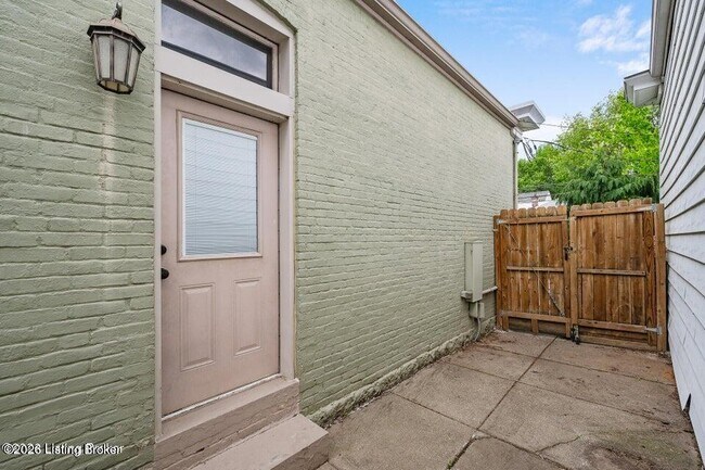 Building Photo - 722 Camp St
