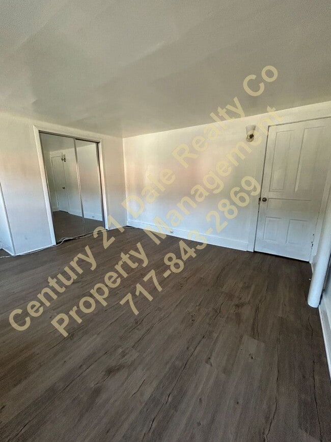 Building Photo - Beautifully redone 3 BR, 1 Bath Townhouse in York Suburban Schools