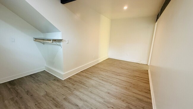 Building Photo - Private and quiet 1-bedroom. In-unit laundry!