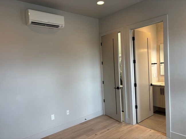 Building Photo - Modern Home Near Old Mill