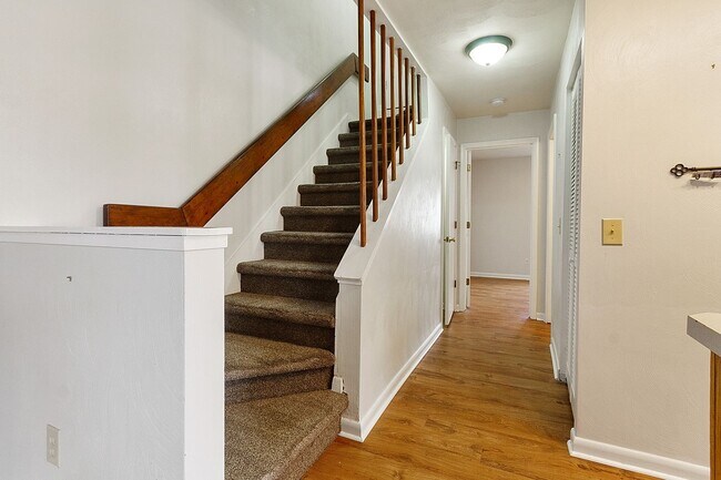 Building Photo - 2 Bed/2 Bath with loft. Close to Campus On bus line.