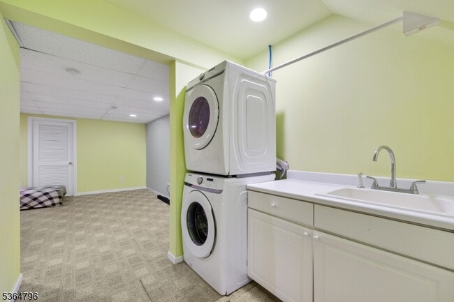 Building Photo - 28 Pinfold Ct