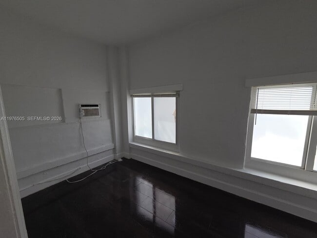 Building Photo - 337 SW 10th Ave