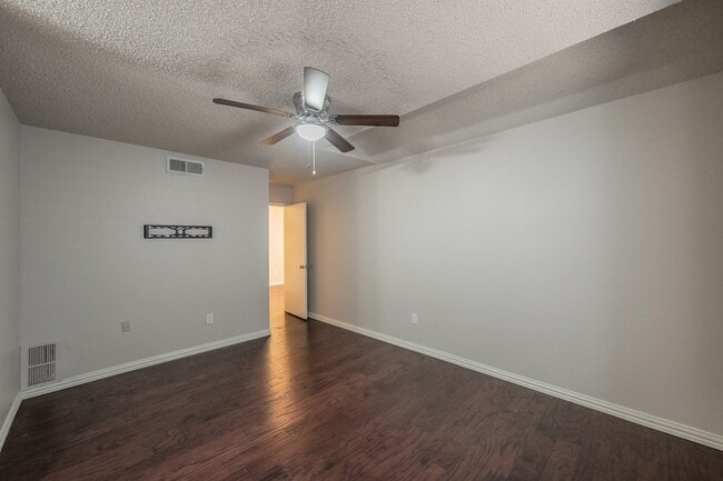 Building Photo - 6402 Valleybrooke Ct