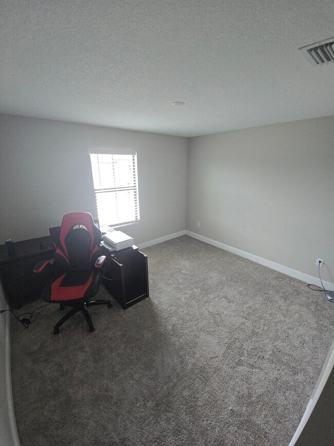 Building Photo - Gorgeous 5-Bedroom, 3-Bathroom in Riverview
