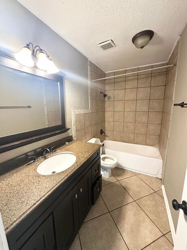 Building Photo - 205 Edgewood Dr