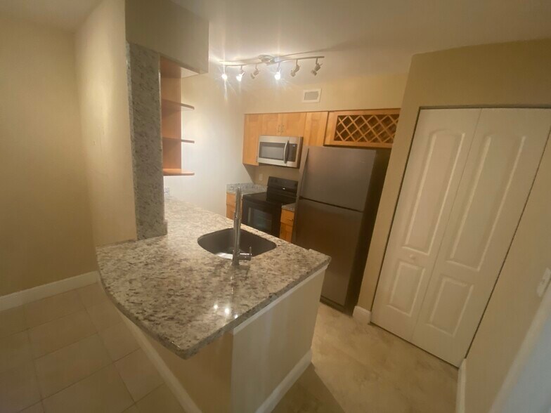 Building Photo - 2861 N Oakland Forest Dr