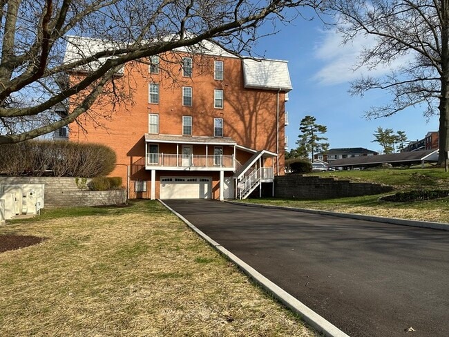 Building Photo - $1,950.00 2Bd/2Bt Condo in Chesterfield w/2 Garage Parking Spots