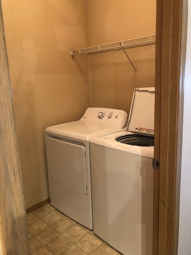 Building Photo - Small Pet Friendly! 4 Bedroom, 2 Bathroom Close to Campus!