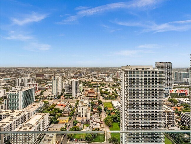 Building Photo - 700 NE 26th Terrace