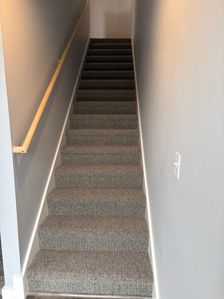 Building Photo - 867 Upper Pleasant Valley Rd