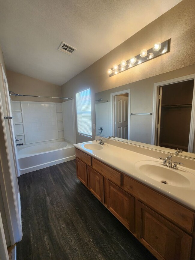 Building Photo - A Gorgeous 2 Bedroom, 2 Bathroom, 1 Car Ga...