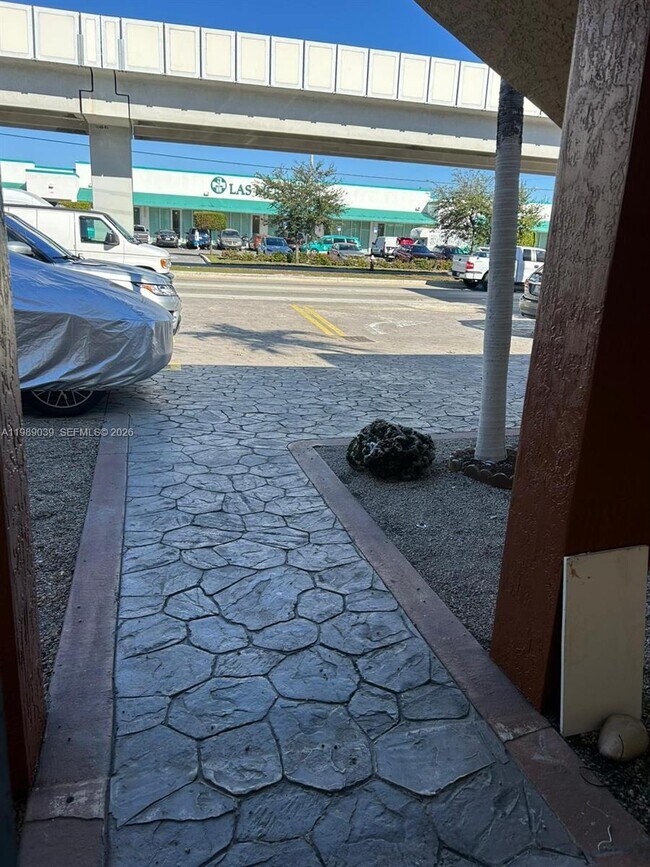 Building Photo - 128 W 21st St