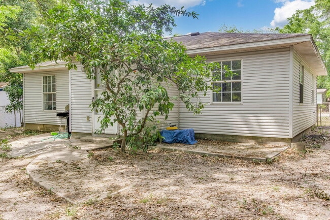 Building Photo - Move-in ready 3-bedroom, 1-bath cottage