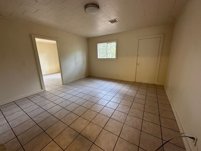 Building Photo - Cute 3 bedroom house!