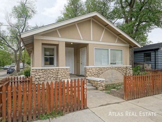 Building Photo - Charming Downtown Unit