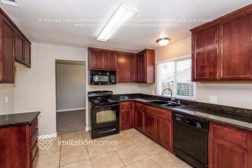 Building Photo - 560 E Wigeon Way