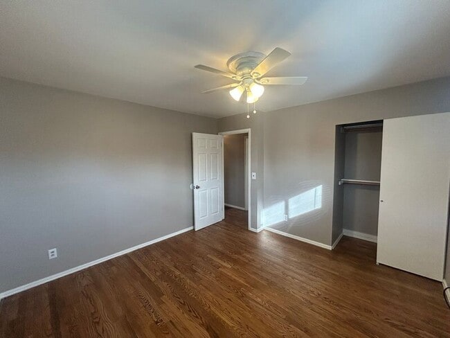 Building Photo - 2801 Royal Glen Dr