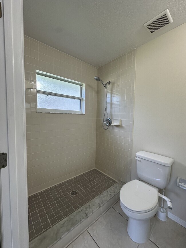 Building Photo - Charming 2 bedroom, 2 bathroom end unit
