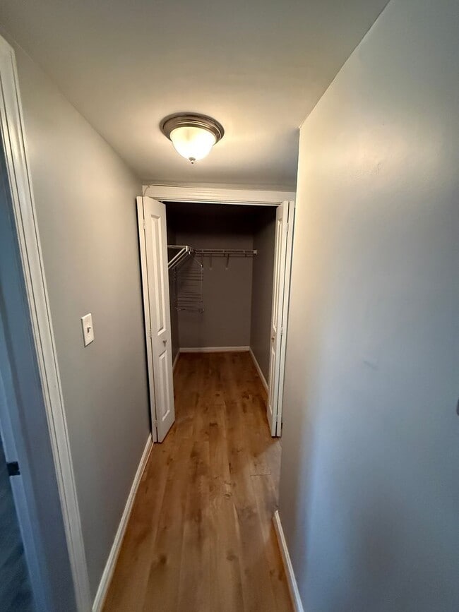 Building Photo - Cozy 1 Bedroom 1 Bathroom Condo- Conveniently Located at DC line