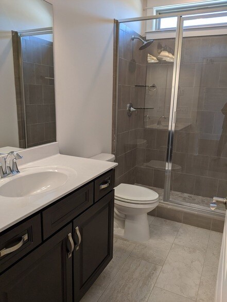 Building Photo - 2001 Largo Ct