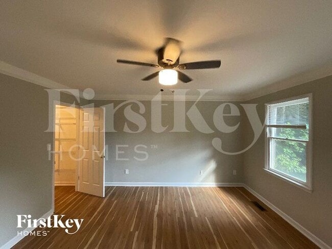 Building Photo - 732 Luxbury Rd