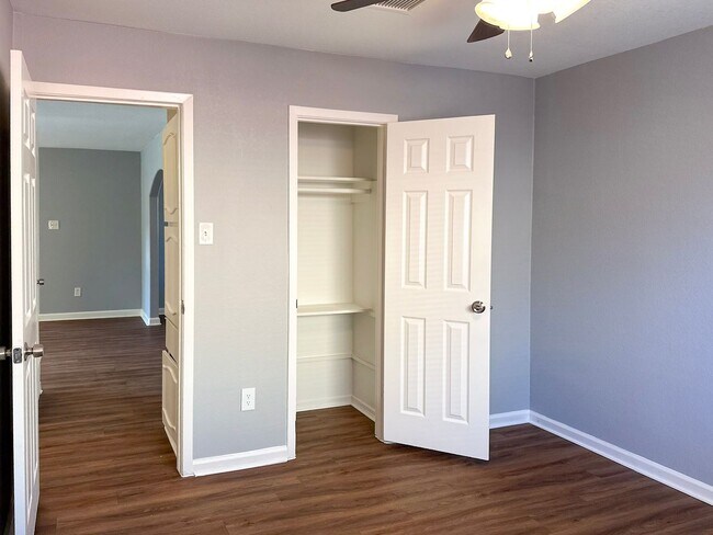 Building Photo - 3 Bedroom / 2 Bath