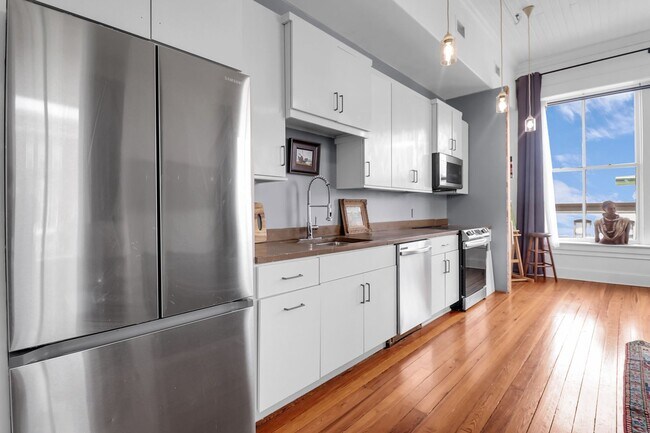 Building Photo - Stunning Corner Loft in the Heart of Historic Downtown Savannah