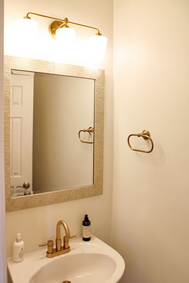 Building Photo - Fully furnished - single family