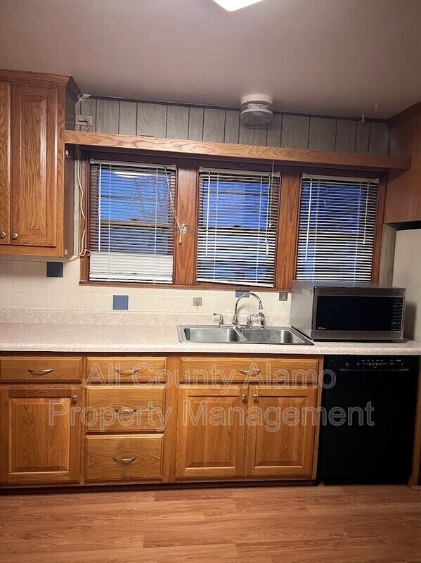 Building Photo - 301 Aero Ave