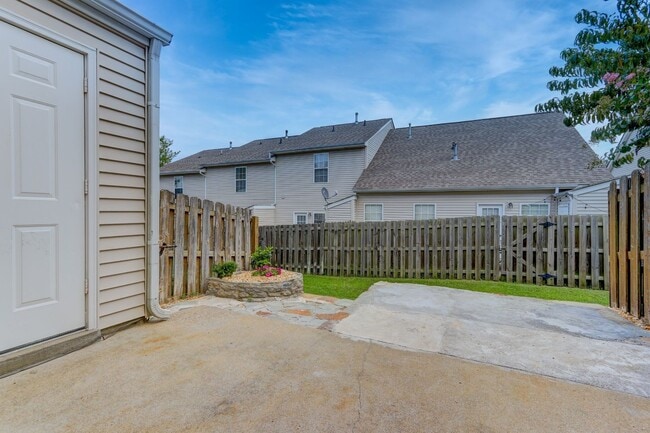 Building Photo - Spotless 2 bedroom townhome in Hardison Hills