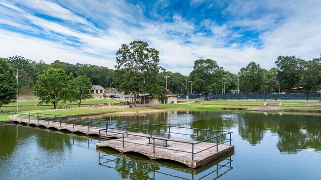 Building Photo - Furnished 3 Bedroom Lakewood Home with Lake View