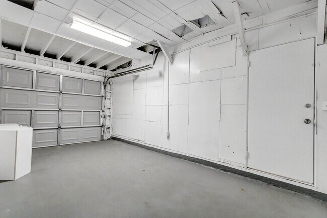 Building Photo - Large 3bdrm/2bath Home with garage & carpo...