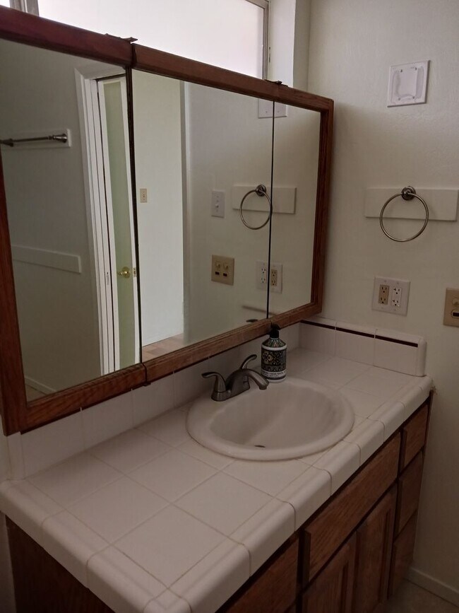 Building Photo - Duplex for RENT!