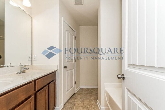 Building Photo - Townhome | Washer/ Dryer Included |Fenced ...