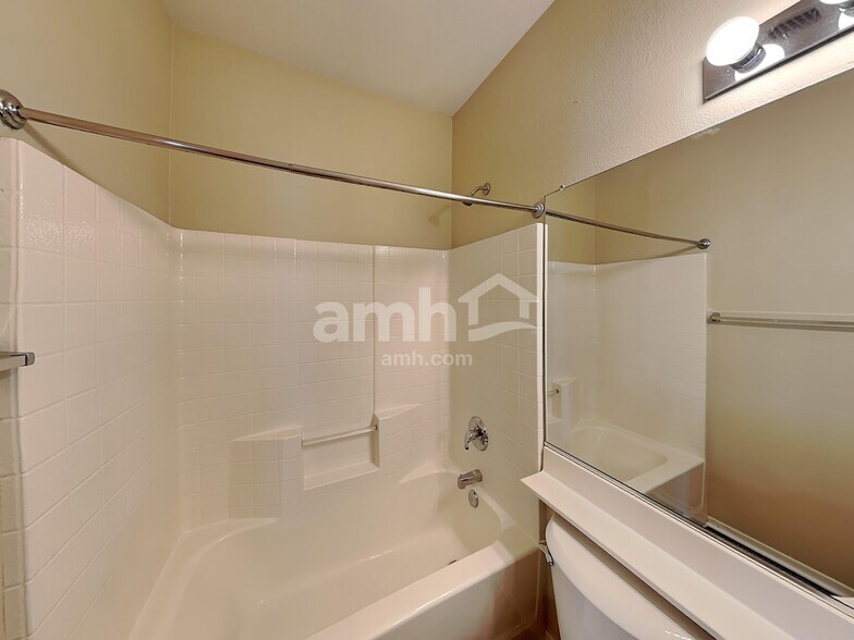 Building Photo - 14216 W Columbus Ave