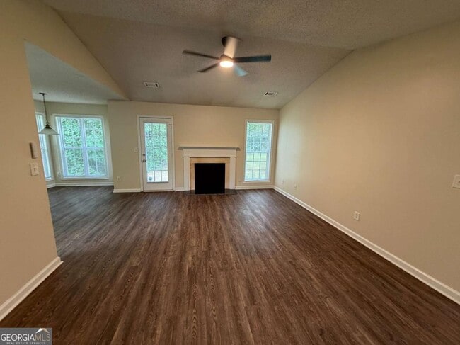 Building Photo - 211 Ravenwood Ct
