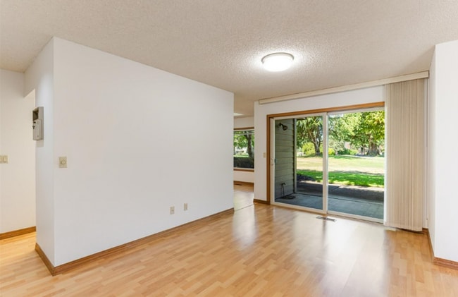 Building Photo - Prime Charbonneau Golf Community Location! 2 Bed, 2.5 Bath + Den, A/C, Washer/Dryer and Garage