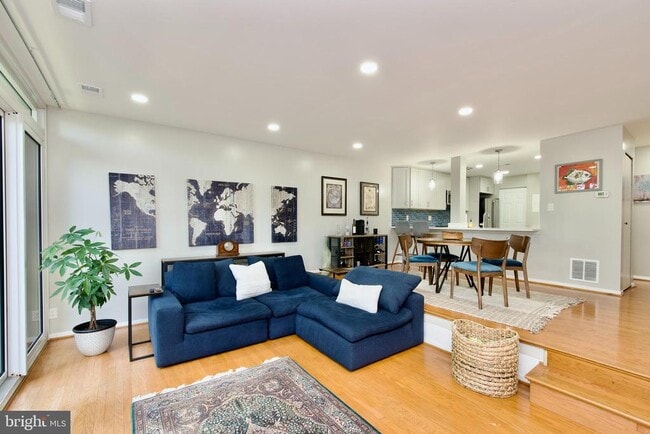 Building Photo - 2204 S Quincy St